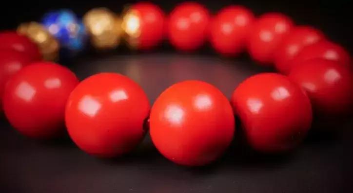 男士戴108蜜蜡串合适吗,男人可以戴石榴石手串吗