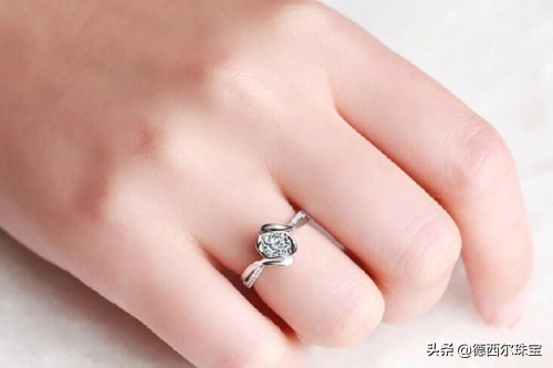钻戒戴久不亮了?轻松几步还钻石光亮