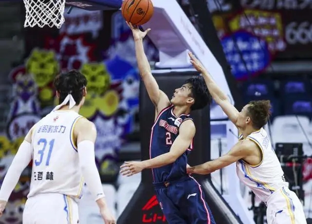 徐杰末节三个三分救场,基操勿六诶