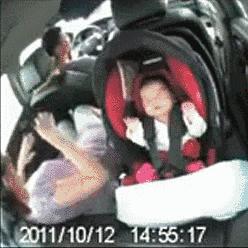 车都压扁了孩子却没事,有娃的家长们都应该学习这些知识