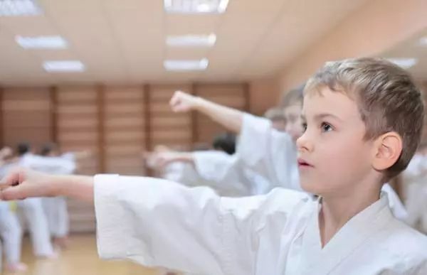 7岁男孩适合格斗吗,让小男孩去学打篮球的好处