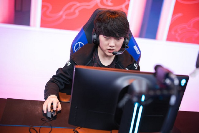 爱萝莉对战曼多拉,爱萝莉和aj举edg大旗