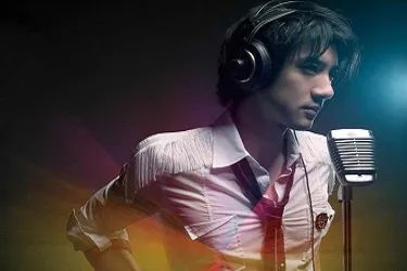 三娃奶爸王力宏，年入4.6亿，却一件衣服穿10年，钱都去哪了？