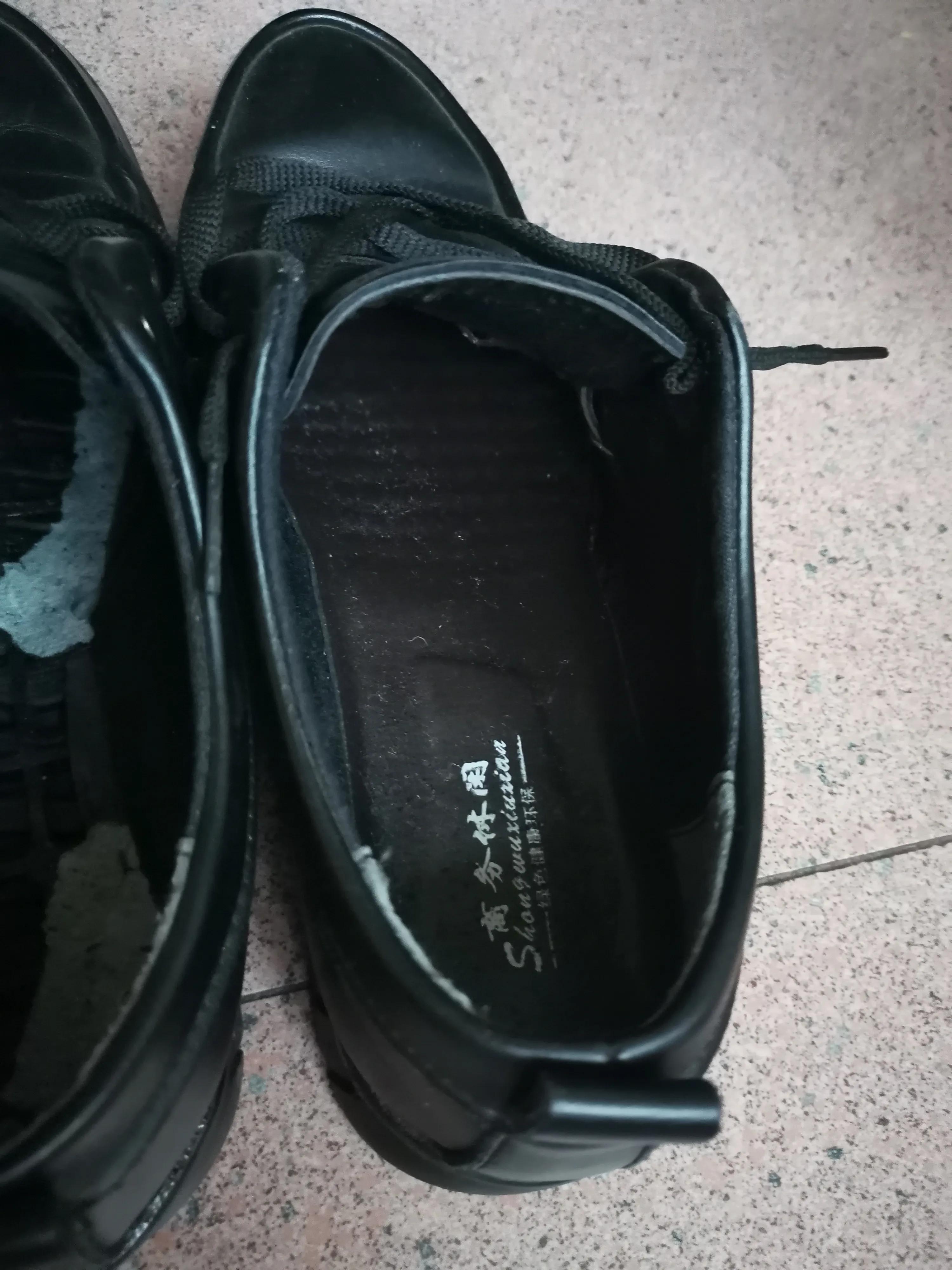 穿这种休闲鞋为什么脚底疼，原来是高低不平的按摩底导致的