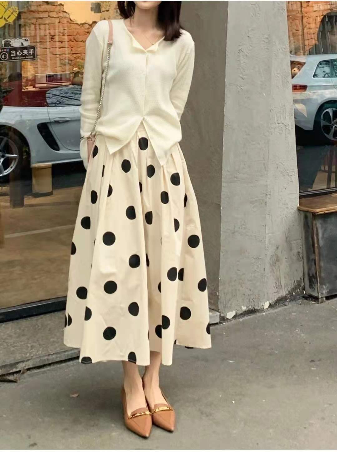 羽绒半身裙配什么上衣外套,秋天半身裙怎么搭配上衣