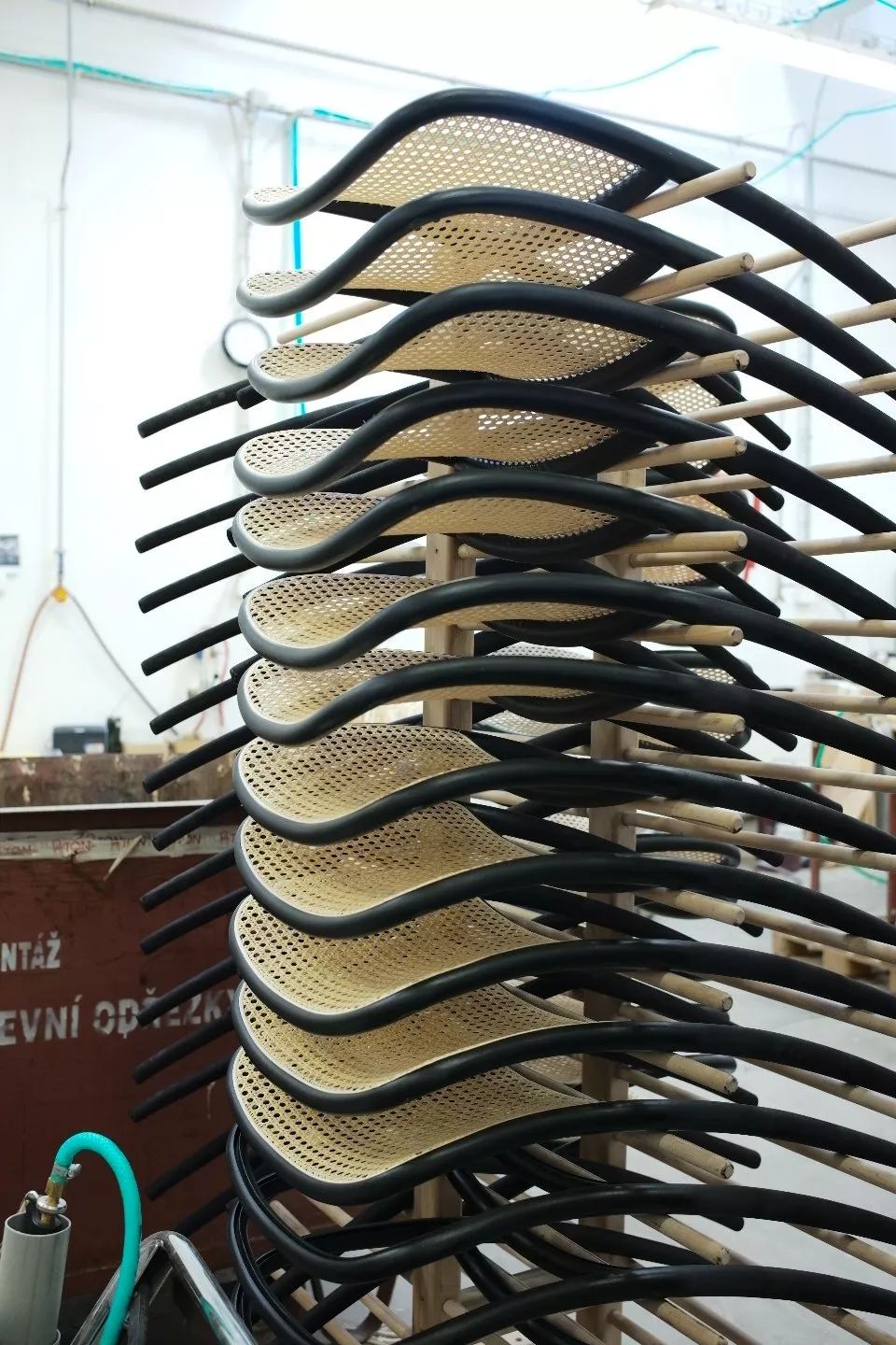 探访TON工厂看经典椅子背后的故事|疯狂24h我们去捷克干了啥？