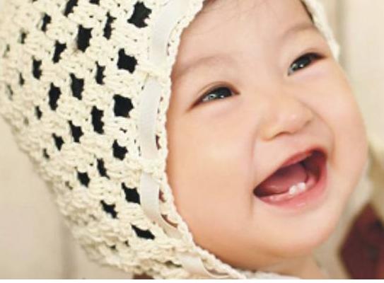 宝宝总是摇头晃脑频繁夜醒,宝宝总是摇头晃脑的像打冷颤