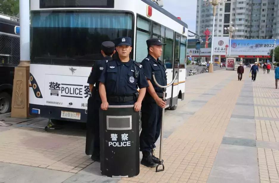 球场外警察,绿茵场上跳舞的安保人员