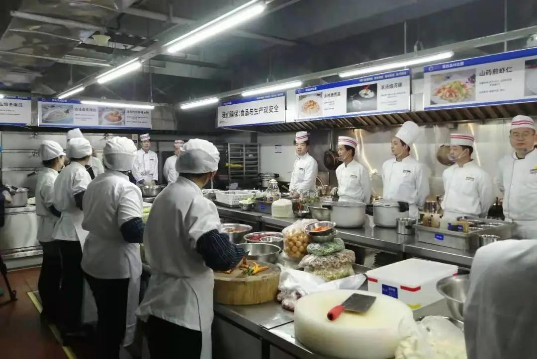 皇厨“4D厨房”：树行业标杆“开放日”，铸餐饮安全屏障