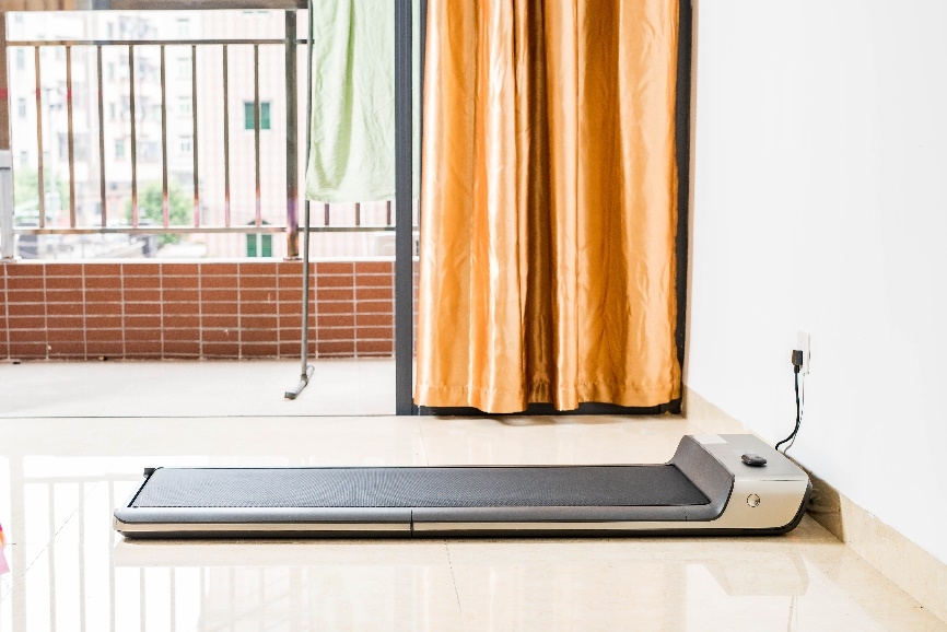 换了个新的居住环境，就买了目前较火的走步机玩玩