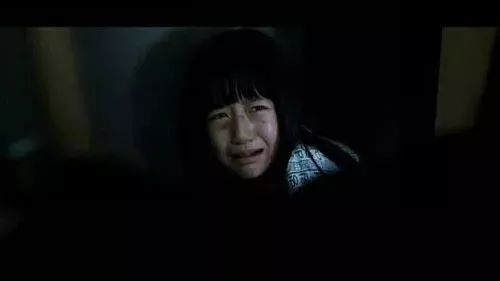 爸爸吻女儿还一起洗澡，这样“畸形”的爱，配称为爱吗？