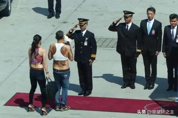 诗琳娜泰国,泰王接机诗琳娜