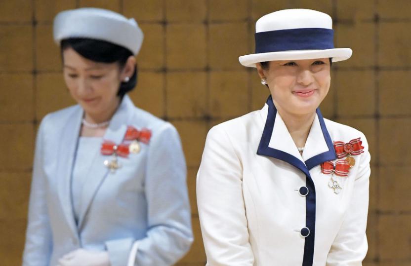 日本纪子妃总是好高调！棕色粗花呢子套装超美，和雅子平分秋色啊