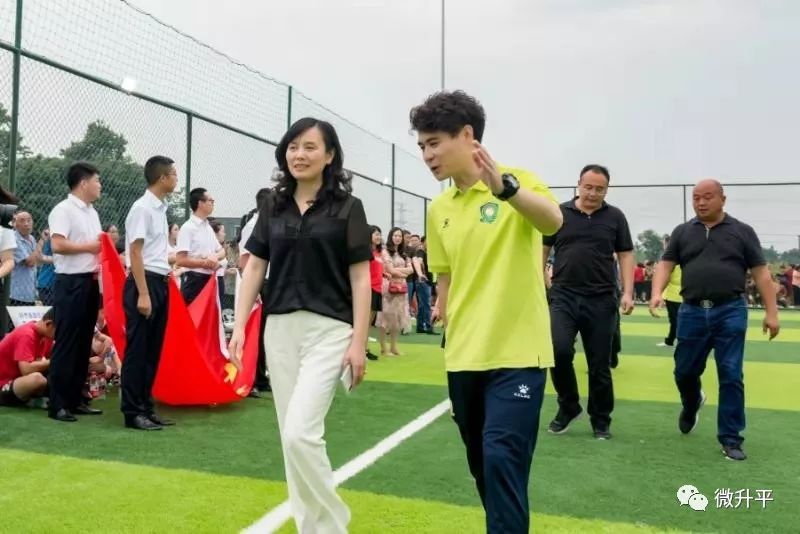 建在沙漠里的足球场,天然草坪足球场在哪里