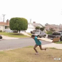 电梯里的妹子通常咋启齿搭讪比力好啊？哈哈