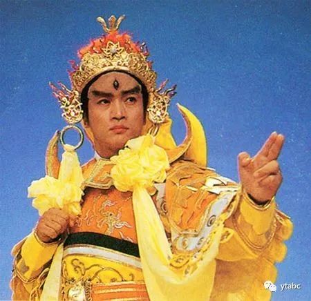 老鼠偷偷溜进博物馆，杀死拥有三只眼的远古生物