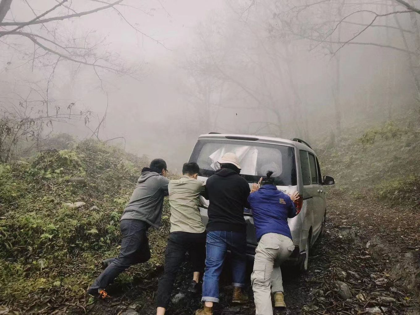 我们带上婚纱，去与世隔绝的山中办了一场绝世婚礼