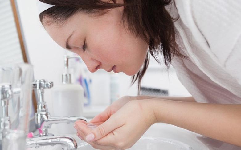 热水和冷水哪个洗脸容易长痘,热水洗脸和洗面奶洗脸哪个好