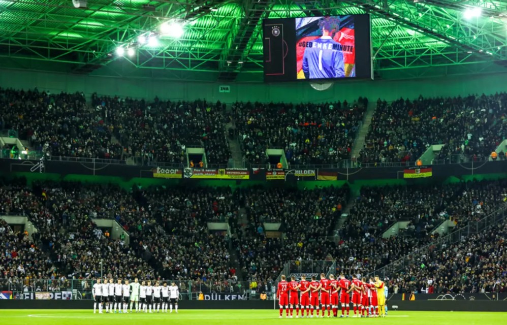 足球从未高于生命ppt,足球从未放弃一直在路上