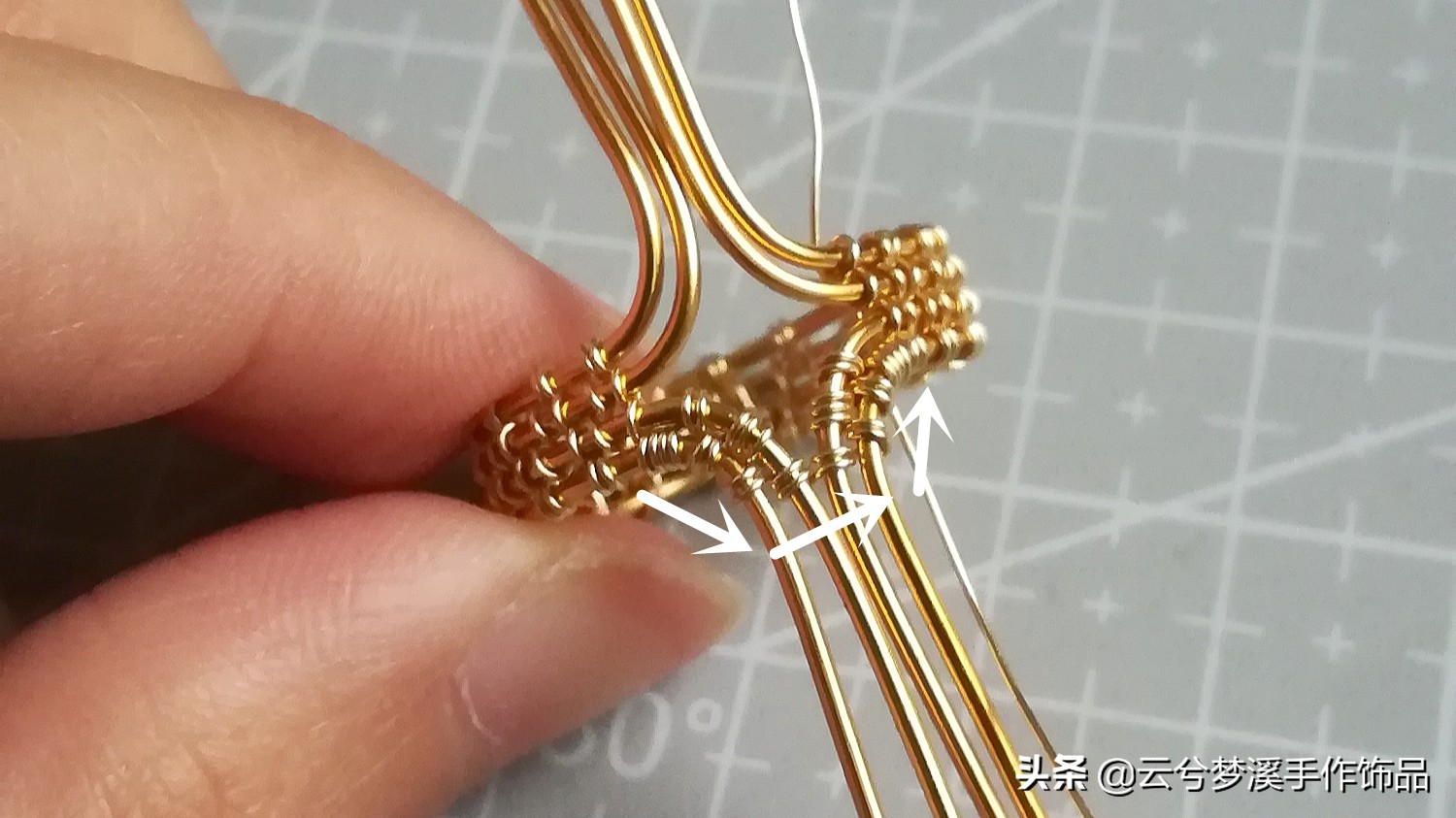 戒指最简单的绕线方法,一根扭扭棒蓝宝石戒指教程