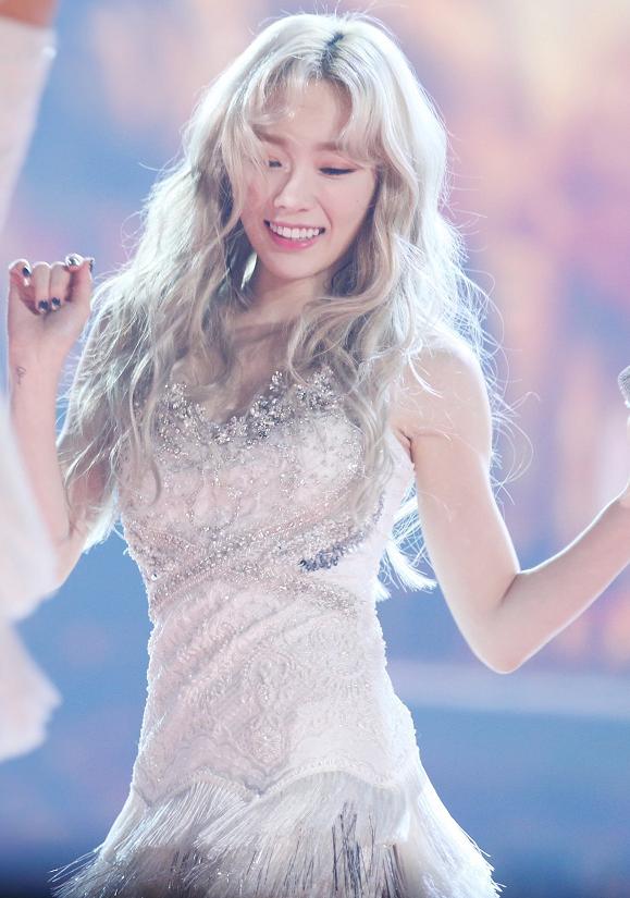 sm演唱会边伯贤和泰妍拉手,sm重新出道男艺人