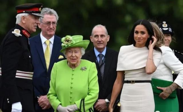 梅根回归王室后首次见女王,梅根出席王室活动不自信