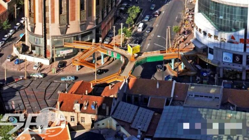 青岛台东三路过街天桥拆除,青岛步行街天桥要拆吗今年