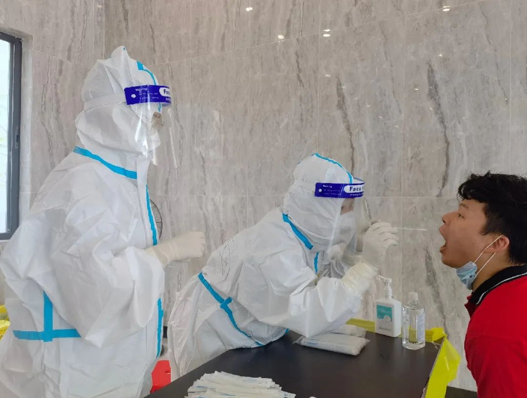 抗疫战场党旗飘扬,抗疫党旗在风雪中飘扬