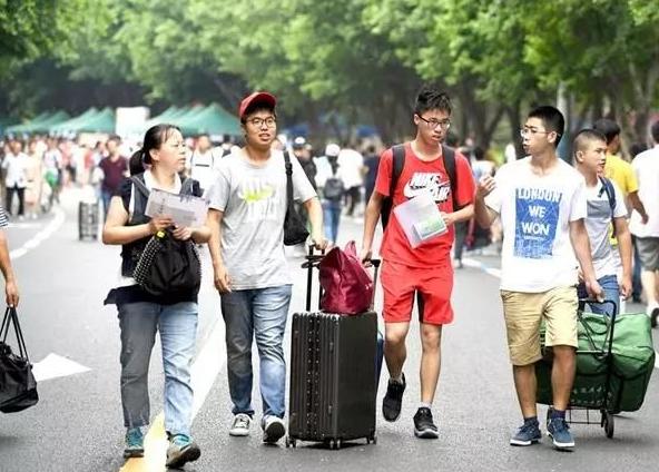 一般大学生会选择上铺还是下铺,新生入学选新学校怎么样
