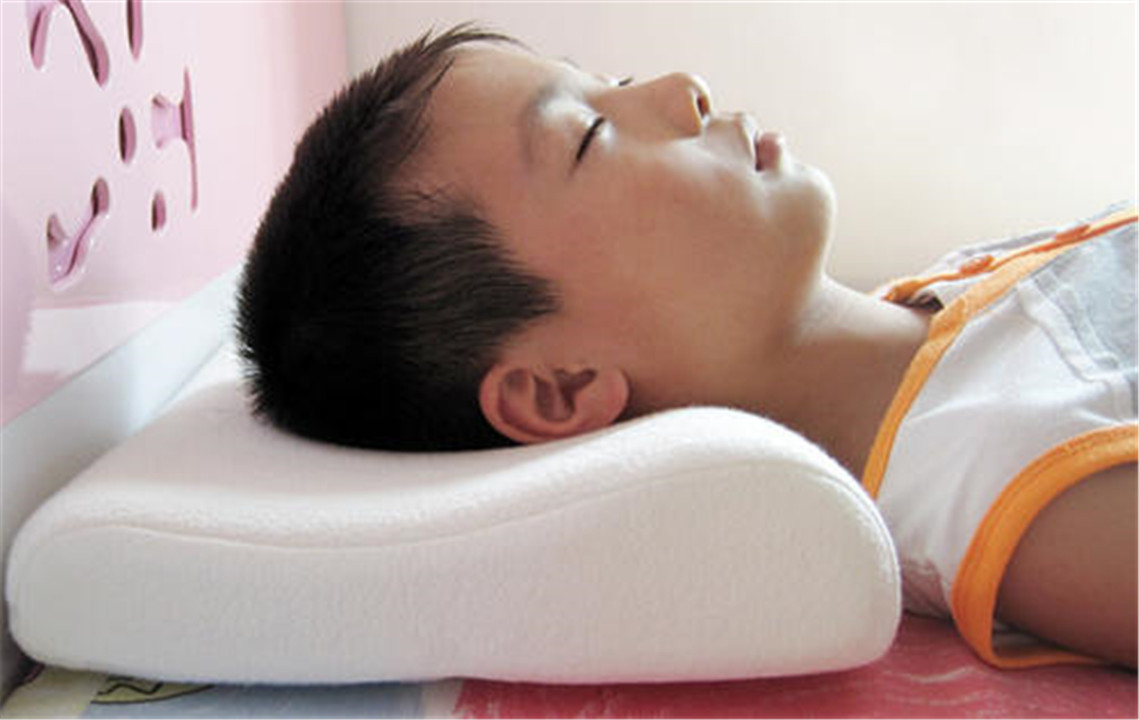 睡枕头和不睡枕头哪个好,睡枕头和不睡枕头的儿童
