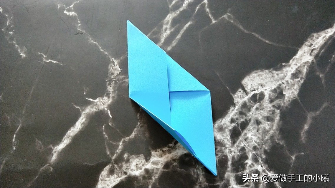 好玩的折纸旋转陀螺有一点点复杂,不用胶水就可以折的陀螺