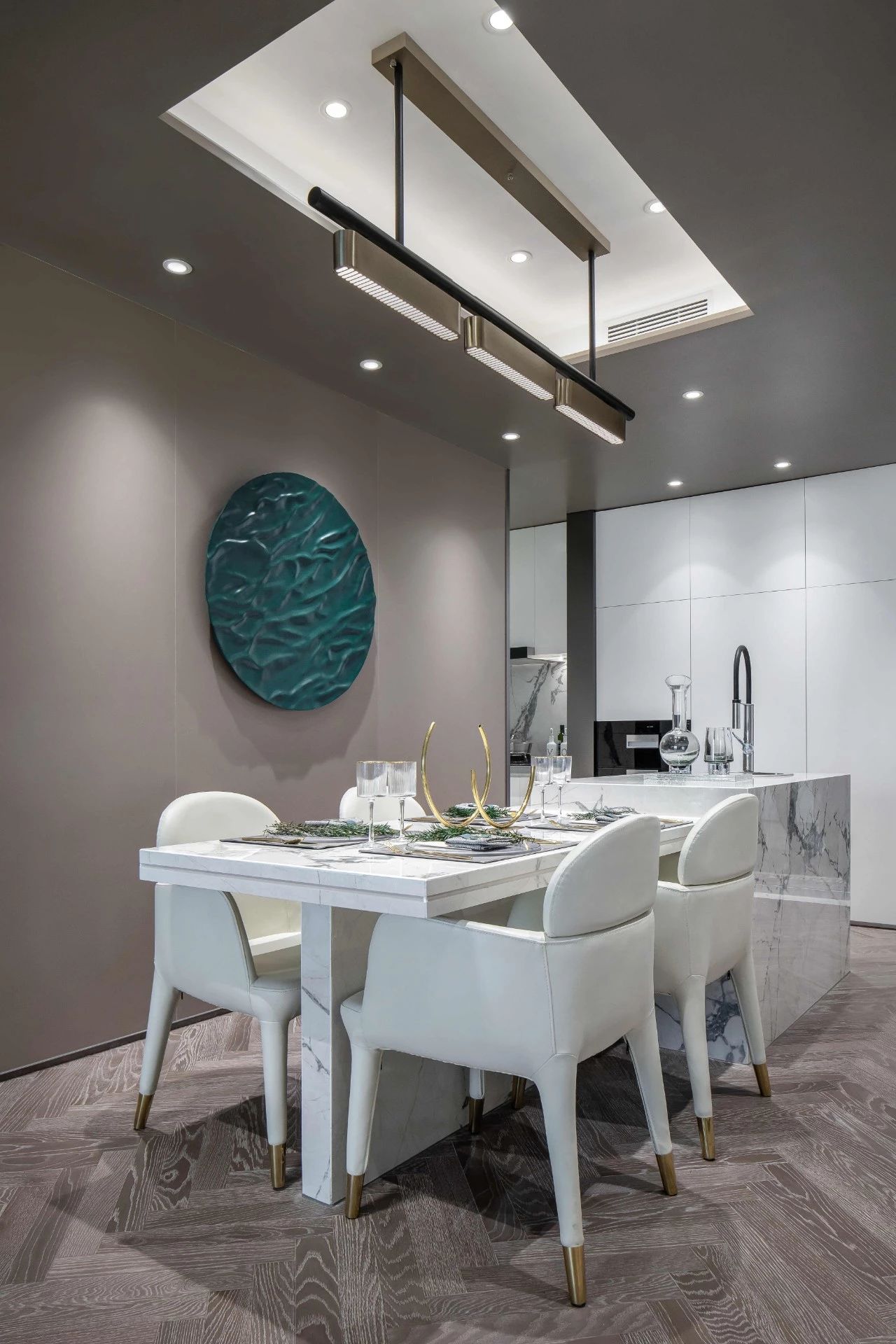 距离拥有一个爱马仕橙的家，不需要过多的费用，只需一片岩板设计