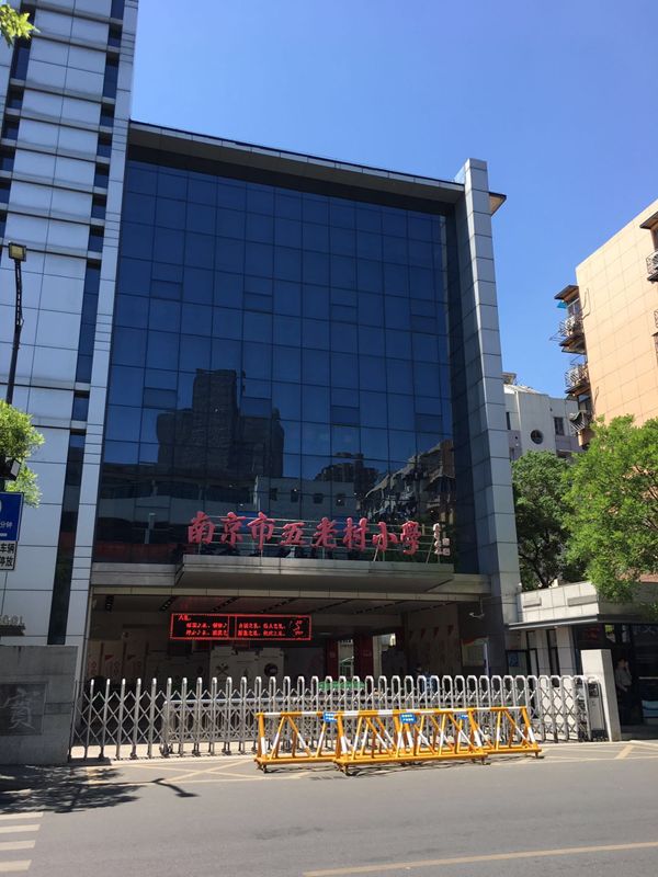 一路之隔房价相差8万多,一路之隔的房价相差几十万