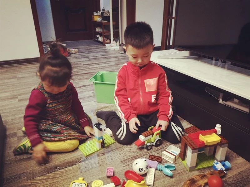 小孩喜欢勾腿是为什么,幼儿罗圈腿会自己好吗