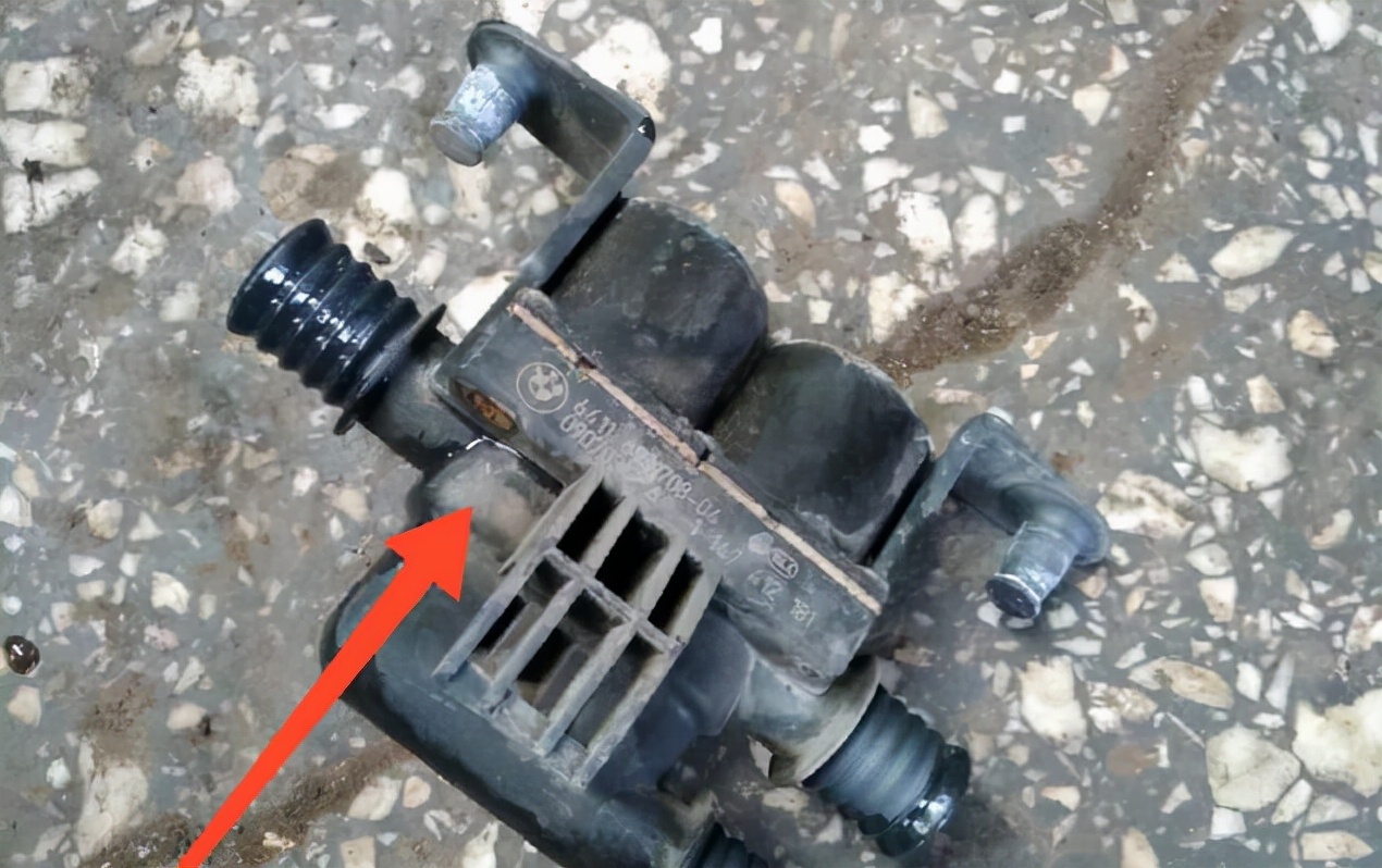 为啥汽车防冻液管那么热,为什么汽车防冻液会损耗