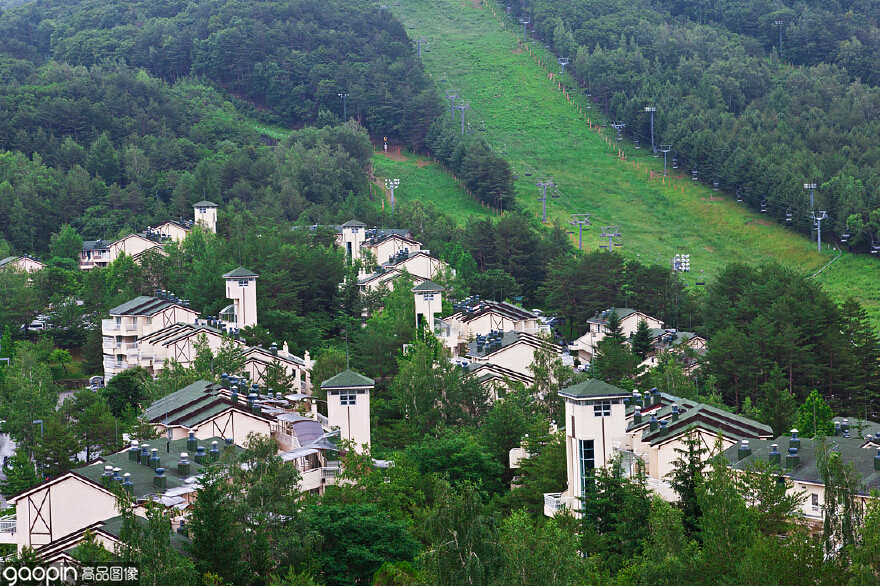 韩国龙平度假村，尽享滑雪带来的乐趣，深受滑雪爱好者的喜爱