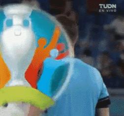 意大利队遭争议判罚,意大利裁判遭球迷殴打