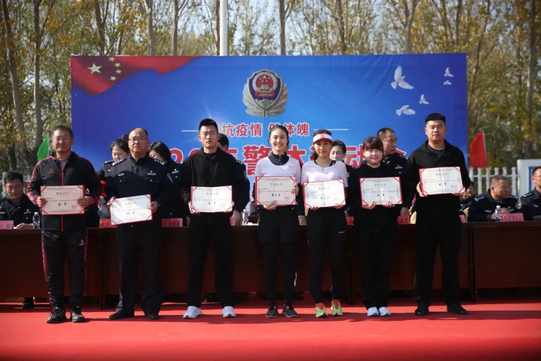 市公安局*党**委副书记、副局长周战威，市公安局*党**委委员、政治部主任吴卫红出席全市公安机关警体运动会闭幕式