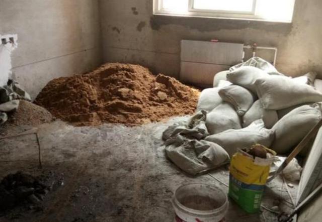 刚铺完瓷砖业主走了,铺好地砖后业主说颜色不好看