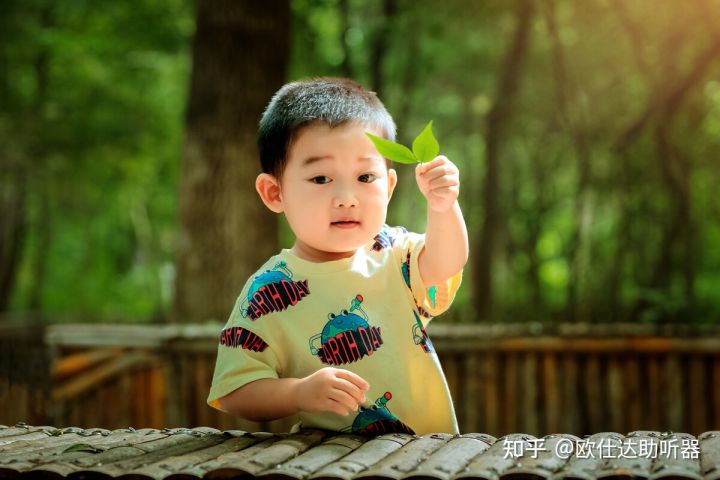 小孩戴耳蜗自卑怎么疏导,听障人士佩戴助听器不要自卑