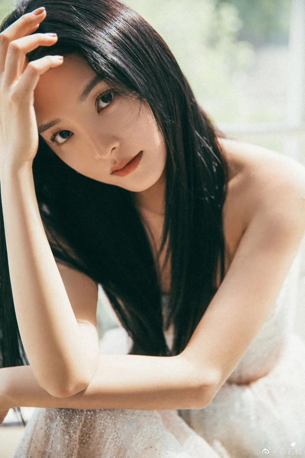 精致女孩的包包里装什么呢,精致女性的包包里藏着多少小秘密