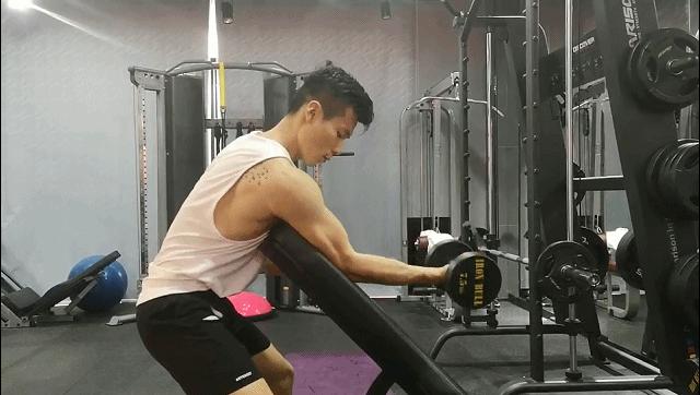 100斤瘦子增肌哑铃训练,哑铃垫高蹲练大腿内侧增肌