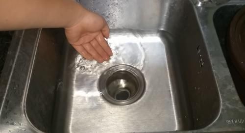 下水道堵了1个塑料瓶10秒疏通,下水道堵塞不用花钱修