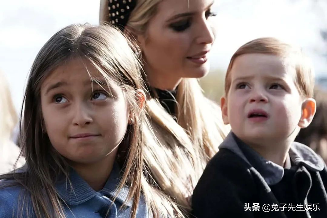 伊万卡带娃罕见亮相10岁女儿晒黑,伊万卡与女儿穿亲子装