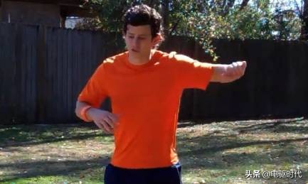 足球前锋过人射门教学,2v2提高接球转身射门能力