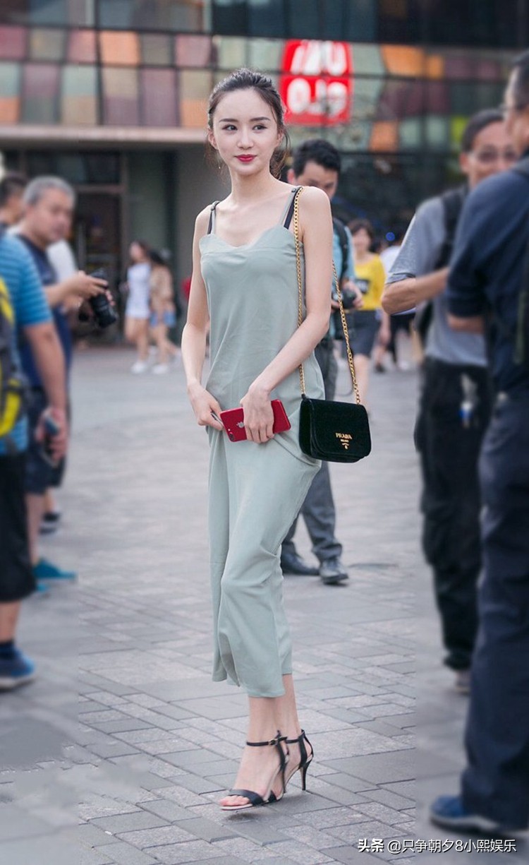 路人街拍：美女性感穿搭+精致面容配完美身材=摩登女郎