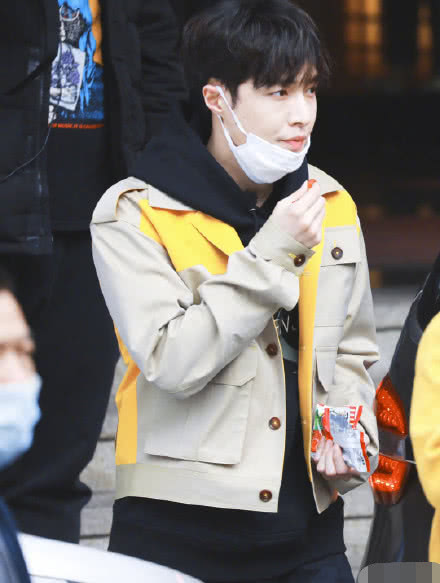 极限挑战热巴追着张艺兴捏气球,极限挑战第五季热巴张艺兴吃火锅