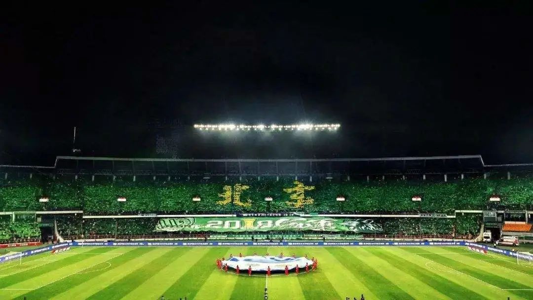 胡同看足球,胡同里踢足球教学视频