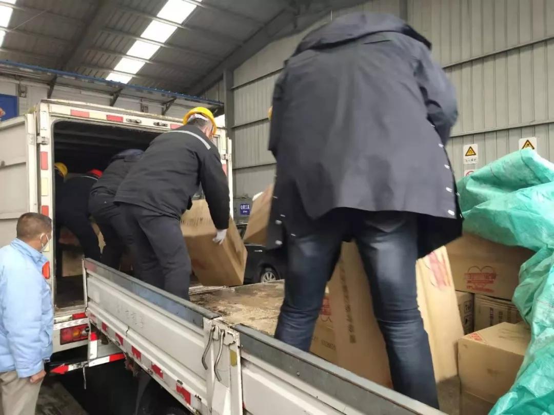 有困难我们一起扛的句子,所有困难我们一起来扛是什么歌名