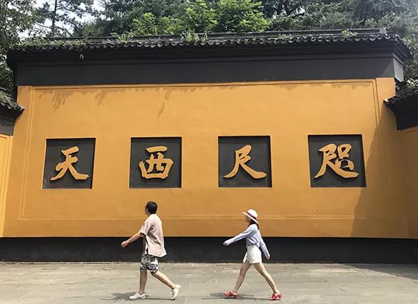 杭州灵隐寺招人火爆热搜，不用出家！当初入职90后小伙再度走红：一年半瘦20斤，8小时上班制，KPI随缘